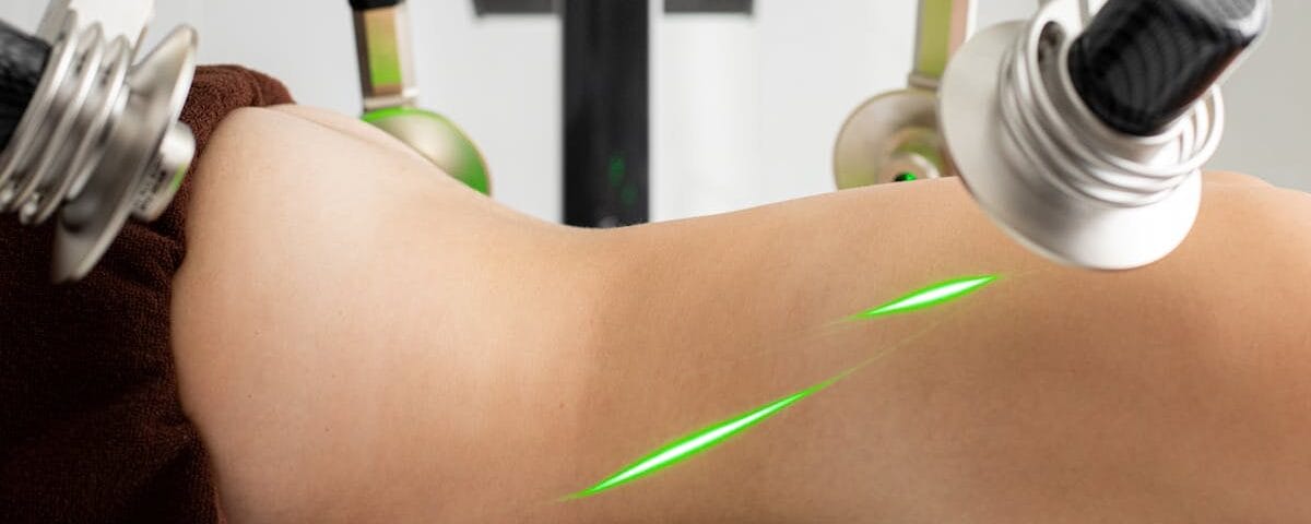 découvrez la thérapie au laser, une approche innovante et non invasive pour le traitement de diverses douleurs et affections. améliorez votre bien-être grâce à cette technologie de pointe qui favorise la guérison et soulage les symptômes sans effets secondaires. informez-vous sur ses bénéfices et commencez votre parcours vers une meilleure santé.