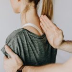 découvrez les bienfaits de la décompression spinale pour soulager les douleurs dorsales et améliorer votre qualité de vie. apprenez comment cette technique peut favoriser la guérison et restaurer l'équilibre de votre colonne vertébrale.