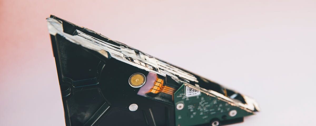 découvrez les causes, les conséquences et les solutions pour prévenir un disque dur en panne. apprenez comment sauvegarder vos données et récupérer des fichiers perdus suite à un crash disque.