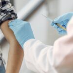 découvrez des conseils pratiques et des stratégies efficaces pour prévenir les douleurs au dos. apprenez à renforcer votre posture et à adopter des habitudes de vie saines pour éviter les maux de dos. embarquez dans notre guide complet pour une vie sans douleur.