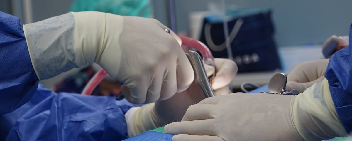 découvrez tout sur le disque hernié : causes, symptômes, traitements et conseils pour soulager la douleur et améliorer votre qualité de vie. informez-vous sur les options médicales et les stratégies de prévention.