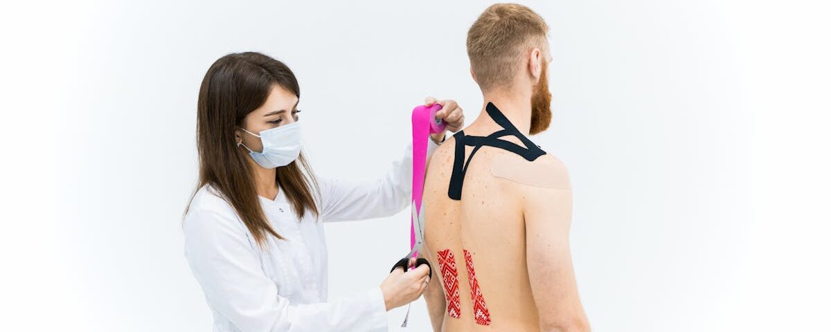 découvrez des conseils pratiques et des exercices efficaces pour prévenir les douleurs lombaires. apprenez les bonnes postures, les techniques de soulagement et les habitudes quotidiennes à adopter pour protéger votre dos et améliorer votre qualité de vie.