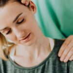 découvrez la décompression spinale, une technique thérapeutique innovante pour soulager les douleurs dorsales et améliorer votre bien-être. apprenez comment cette méthode aide à réduire la pression sur la colonne vertébrale et favorise une meilleure mobilité.