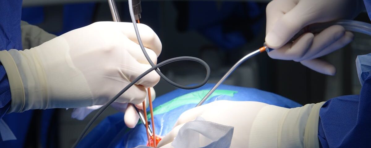 la sténose foraminale est un rétrécissement des trous par lesquels les nerfs sortent de la colonne vertébrale, provoquant douleurs et engourdissements. découvrez les causes, symptômes et options de traitement de cette condition médicale.