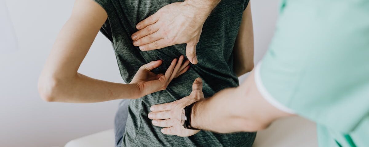 découvrez des solutions efficaces pour soulager les douleurs lombaires. apprenez les causes, les symptômes et les meilleures pratiques pour prévenir et traiter les douleurs au bas du dos.