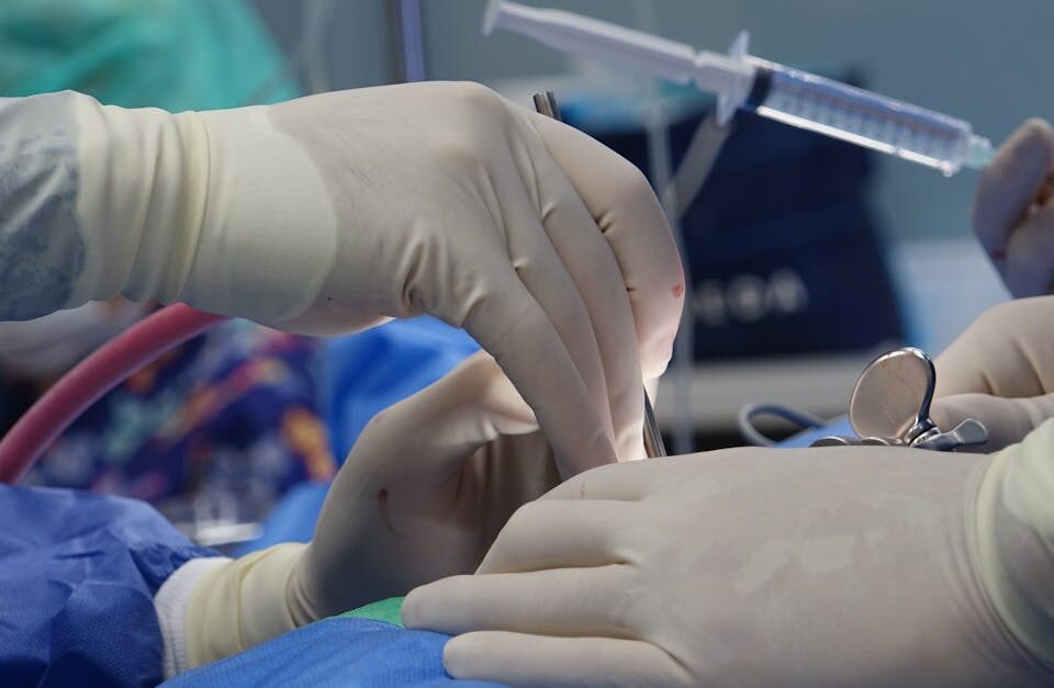 découvrez tout ce qu'il faut savoir sur la sténose spinale : causes, symptômes, traitements et conseils pour mieux vivre avec cette affection de la colonne vertébrale. guide complet et informations utiles.