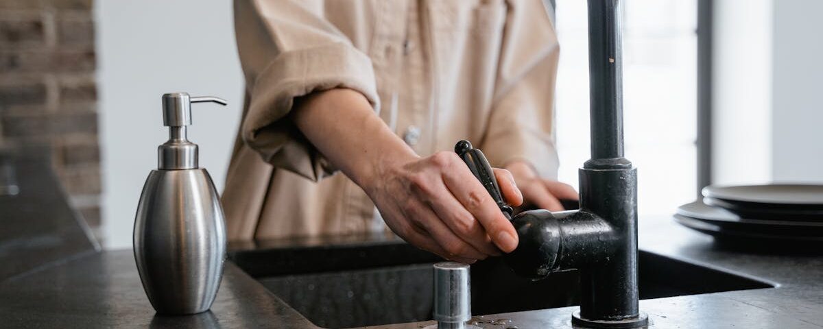 découvrez comment reprendre vos activités quotidiennes en toute sécurité malgré l'ostéoarthrite. conseils pratiques et stratégies pour mieux gérer la douleur et améliorer votre mobilité.