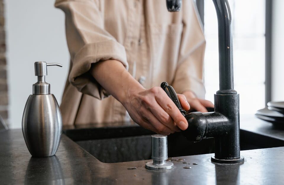 découvrez comment reprendre vos activités quotidiennes en toute sécurité malgré l'ostéoarthrite. conseils pratiques et stratégies pour mieux gérer la douleur et améliorer votre mobilité.