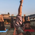 découvrez les bienfaits du yoga pour améliorer votre bien-être physique et mental grâce à des exercices de respiration, de méditation et de postures adaptées à tous les niveaux.