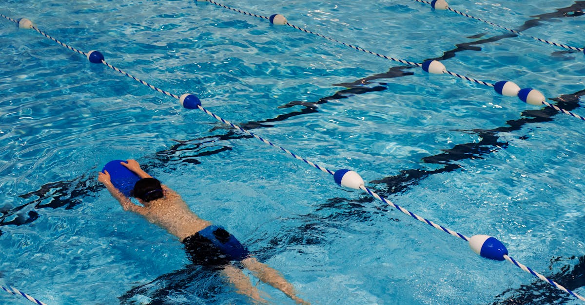 exercices aquatiques pour améliorer la mobilité en cas d'arthrose : soulagement de la douleur et renforcement des articulations grâce à des mouvements en douceur dans l'eau.