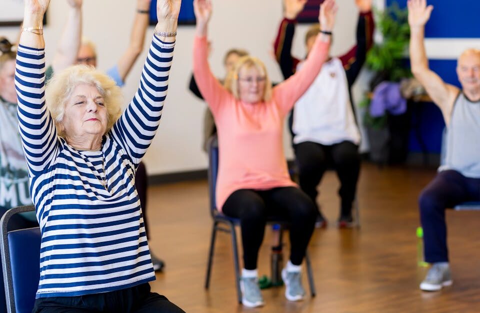 exercices aquatiques pour améliorer la mobilité en cas d'arthrose : bénéficiez des bienfaits de l'eau pour soulager les douleurs et renforcer vos articulations.