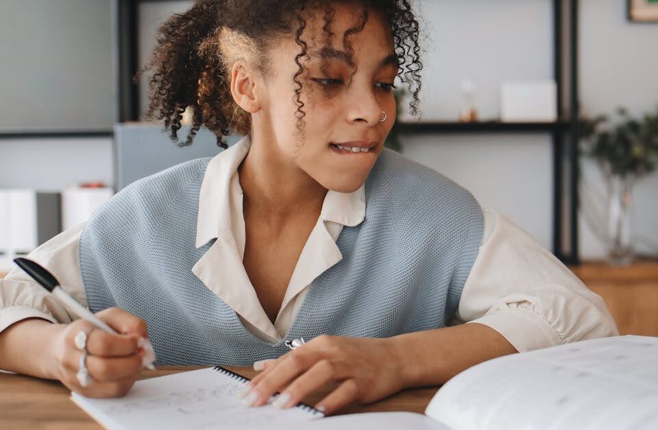 découvrez tout ce qu'il faut savoir sur l'arthrite : symptômes, causes, traitements et conseils pour mieux vivre avec cette maladie inflammatoire des articulations.