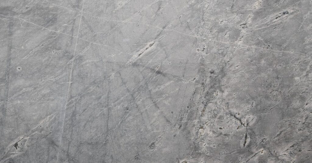 l'ostéoarthrite est une maladie articulaire dégénérative courante qui provoque douleur et raideur. découvrez ses causes, symptômes et traitements pour mieux vivre avec cette condition.