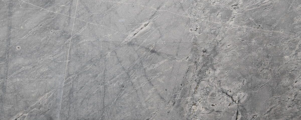 l'ostéoarthrite est une maladie articulaire dégénérative courante qui provoque douleur et raideur. découvrez ses causes, symptômes et traitements pour mieux vivre avec cette condition.