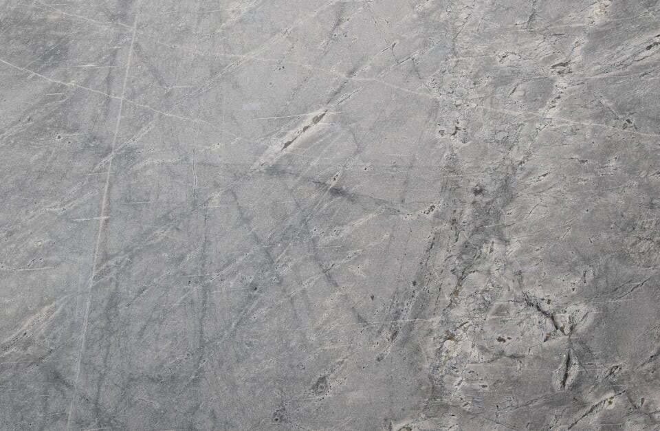 l'ostéoarthrite est une maladie articulaire dégénérative courante qui provoque douleur et raideur. découvrez ses causes, symptômes et traitements pour mieux vivre avec cette condition.