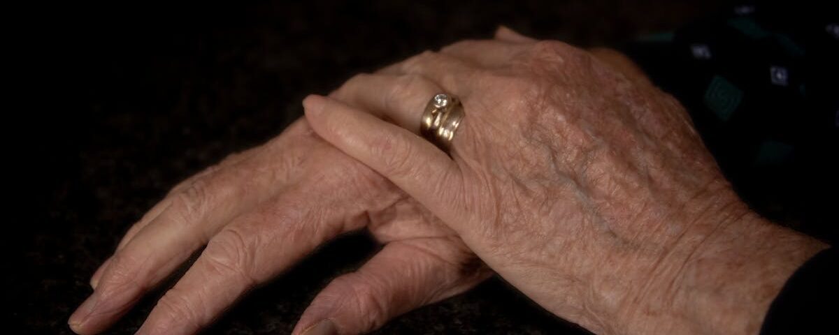 l'ostéoarthrite est une maladie articulaire dégénérative provoquant douleur, raideur et perte de mobilité. découvrez ses symptômes, causes et traitements pour mieux la gérer au quotidien.