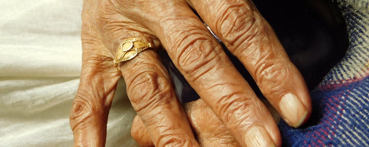 découvrez tout sur l'arthrite : symptômes, causes et traitements pour mieux gérer cette maladie inflammatoire des articulations.