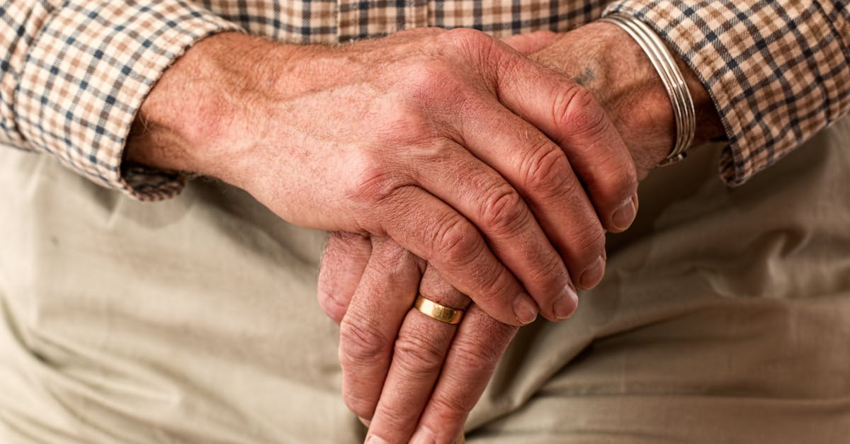 l'arthrose est une maladie articulaire chronique caractérisée par la dégradation du cartilage, entraînant douleurs et raideurs. découvrez ses causes, symptômes et traitements pour mieux gérer cette affection.