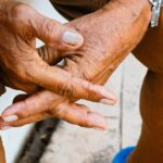 découvrez tout sur l'arthrose : causes, symptômes, traitements et conseils pour mieux vivre avec cette maladie articulaire chronique.