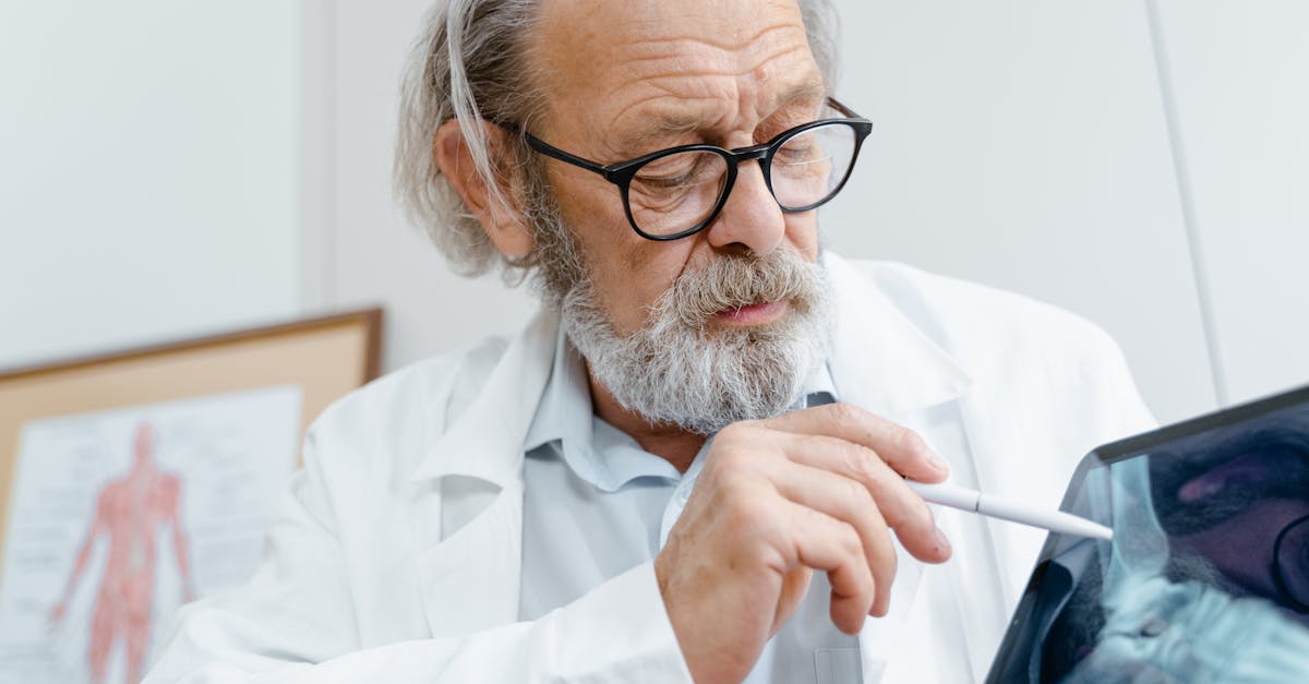 évaluation initiale de l'ostéoarthrite : un guide complet pour comprendre les symptômes, le diagnostic et les premières étapes du traitement.