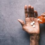 découvrez tout sur l'arthrite : symptômes, causes, traitements et conseils pour mieux vivre avec cette maladie inflammatoire des articulations.