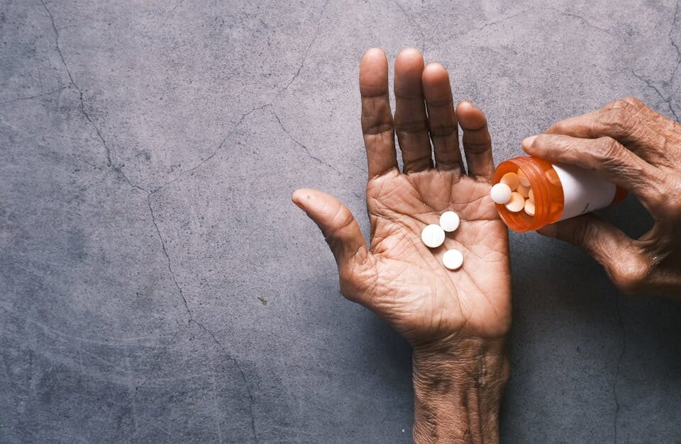 découvrez tout sur l'arthrite : symptômes, causes, traitements et conseils pour mieux vivre avec cette maladie inflammatoire des articulations.