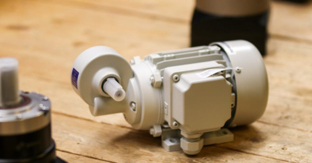 découvrez les principes et applications du contrôle moteur pour optimiser la performance des systèmes industriels et robotiques.