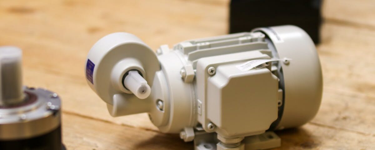 découvrez les principes et applications du contrôle moteur pour optimiser la performance des systèmes industriels et robotiques.