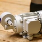 découvrez les principes et applications du contrôle moteur pour optimiser la performance des systèmes industriels et robotiques.