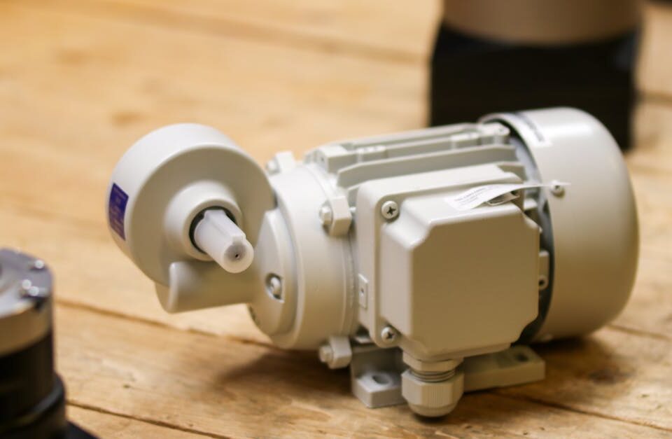 découvrez les principes et applications du contrôle moteur pour optimiser la performance des systèmes industriels et robotiques.