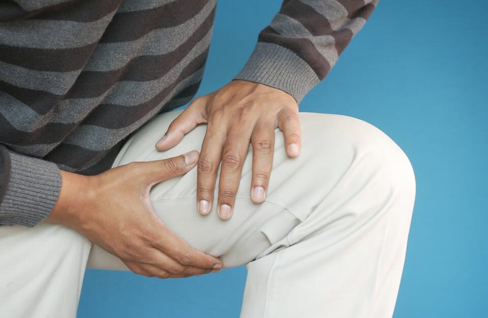 découvrez les causes, symptômes et traitements de l'ostéoarthrite, une maladie articulaire courante affectant le cartilage et provoquant douleur et raideur.