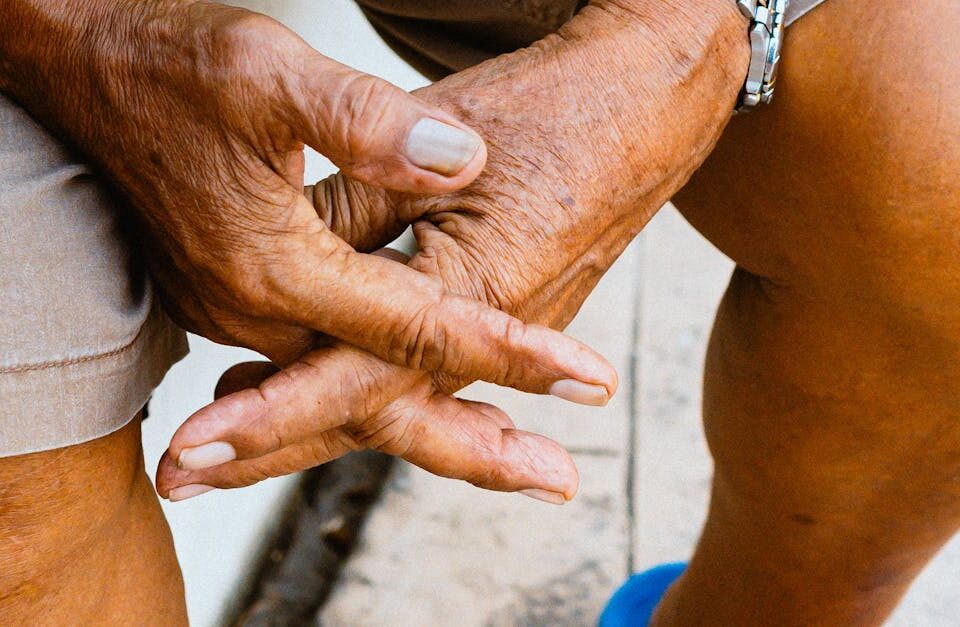 découvrez tout sur l'ostéoarthrite : causes, symptômes, traitements et conseils pour mieux vivre avec cette maladie articulaire courante.