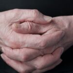découvrez tout savoir sur l'ostéoarthrite : symptômes, causes, traitements et conseils pour mieux vivre avec cette maladie articulaire chronique.