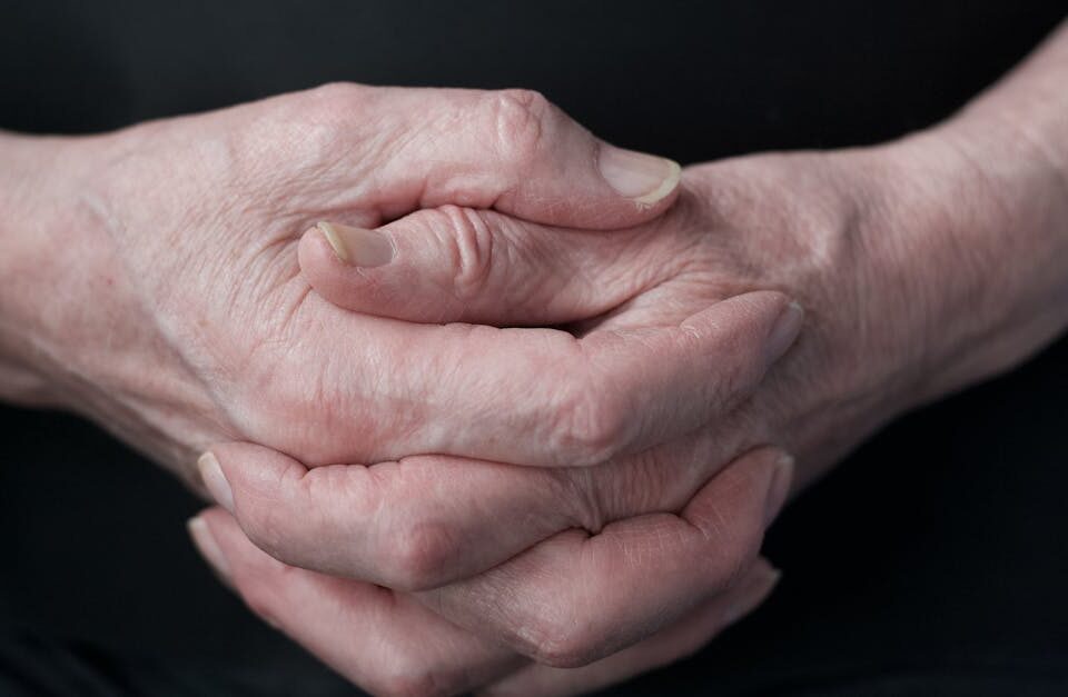 découvrez tout savoir sur l'ostéoarthrite : symptômes, causes, traitements et conseils pour mieux vivre avec cette maladie articulaire chronique.