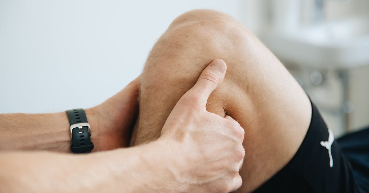 l'ostéoarthrite est une maladie articulaire dégénérative caractérisée par la dégradation du cartilage, provoquant douleurs et raideurs, principalement chez les personnes âgées.