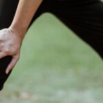 l'ostéoarthrite est une maladie articulaire dégénérative courante qui provoque douleur, raideur et inflammation, affectant principalement les articulations portantes comme les genoux, les hanches et la colonne vertébrale.