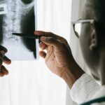 soulagement efficace de la pression sur la colonne vertébrale grâce à la décompression spinale, une technique non invasive pour réduire la douleur et améliorer la mobilité.
