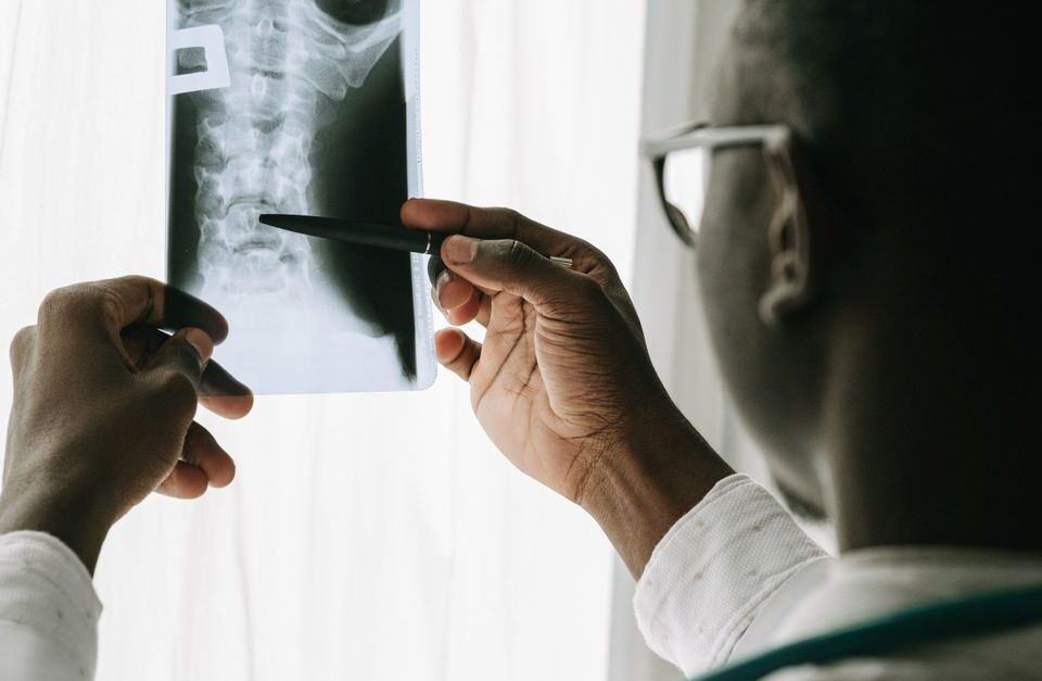 soulagement efficace de la pression sur la colonne vertébrale grâce à la décompression spinale, une technique non invasive pour réduire la douleur et améliorer la mobilité.