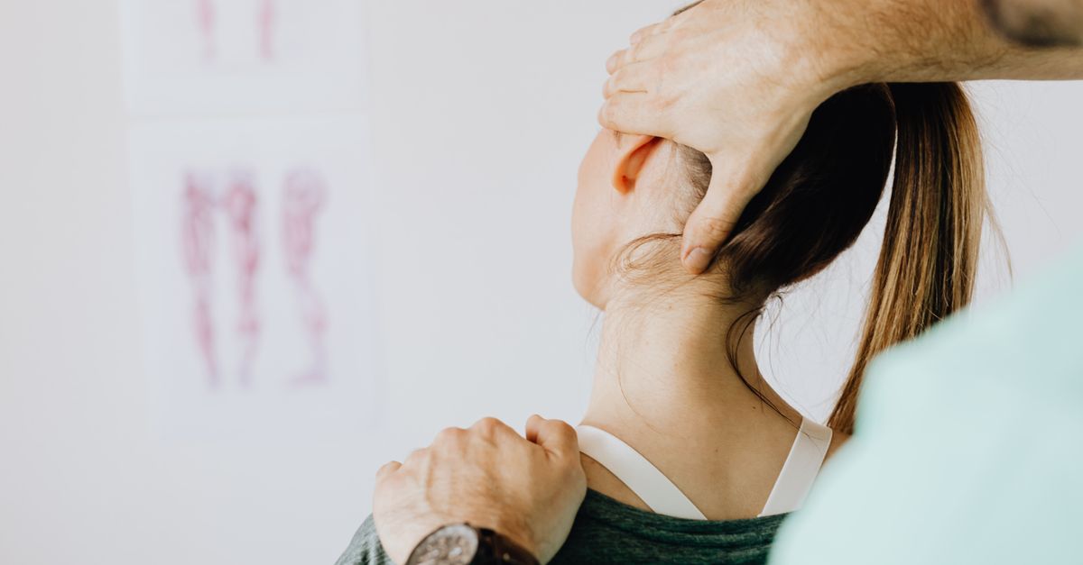 la décompression neurovertébrale est une technique thérapeutique non invasive visant à soulager les douleurs dorsales et cervicales en réduisant la pression sur les nerfs rachidiens.